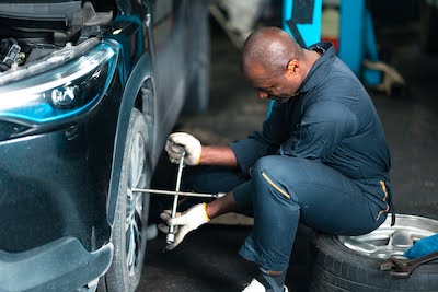 Fairfax mechanic changing a car tire